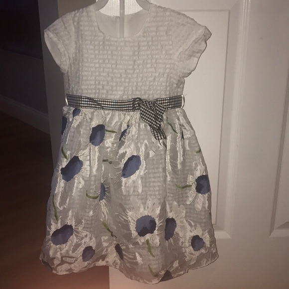 Beautiful white flower dress Size 5 - Picture 4 of 10